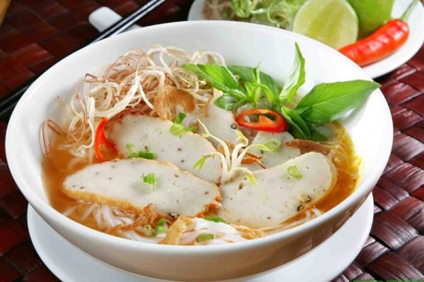 Bánh canh cá thu có những gì?